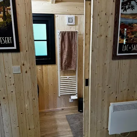 Chalet En Bois Pour 5 Personnes Avec Espace Exterieur Privatif Et Climatisation Clermont-lʼHérault
